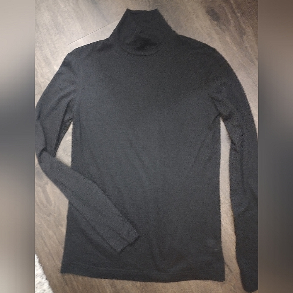 AKRIS Cashmere/silk lightweight long sleeve mock/turtle neck shirt